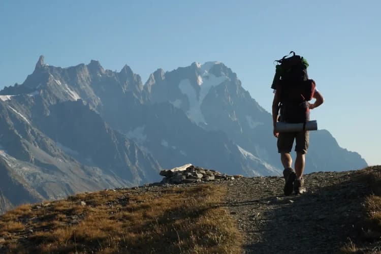 Liévin Kerremans dans les montagnes symbolisant le chemin vers la sérénité et la connexion avec la nature, offerts par InnerFlow, spécialiste en hypnothérapie et magnétisme.