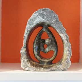 Sculpture symbolisant l'équilibre et la paix intérieure offerts par Innerflow, pratiques d'hypnothérapie et de magnétisme.