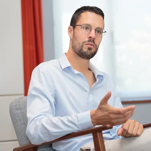 Liévin Kerremans d'InnerFlow expliquant ses méthodes d'hypnothérapie et de magnétisme pour le bien-être et la gestion du stress.