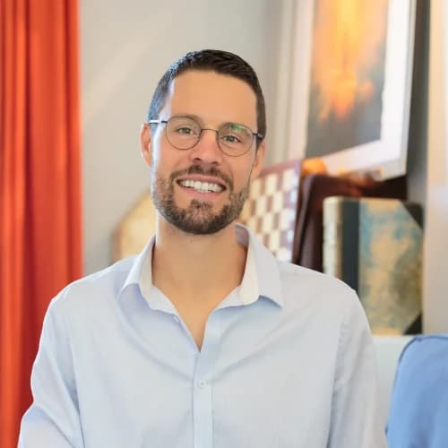 Portrait de Liévin Kerremans, magnétiseur professionnel chez InnerFlow à Liège.