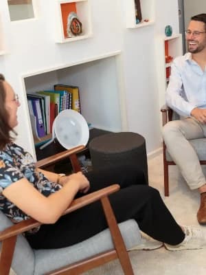 Liévin Kerremans en consultation de bien-être avec une cliente